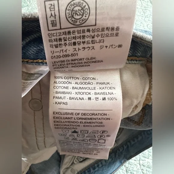 Levi’s 501 jeans with raw hem button fly in light wash - Picture 2 of 14